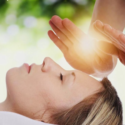 Mujer-recibiendo-sesion-reiki